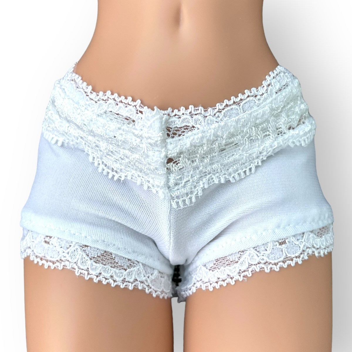Stain prevention white lace shorts